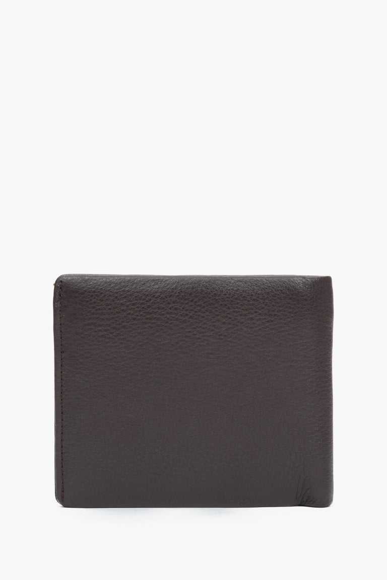 Stylish men's wallet Estro made of dark brown genuine leather, with a subtle brand logo - back of the model.