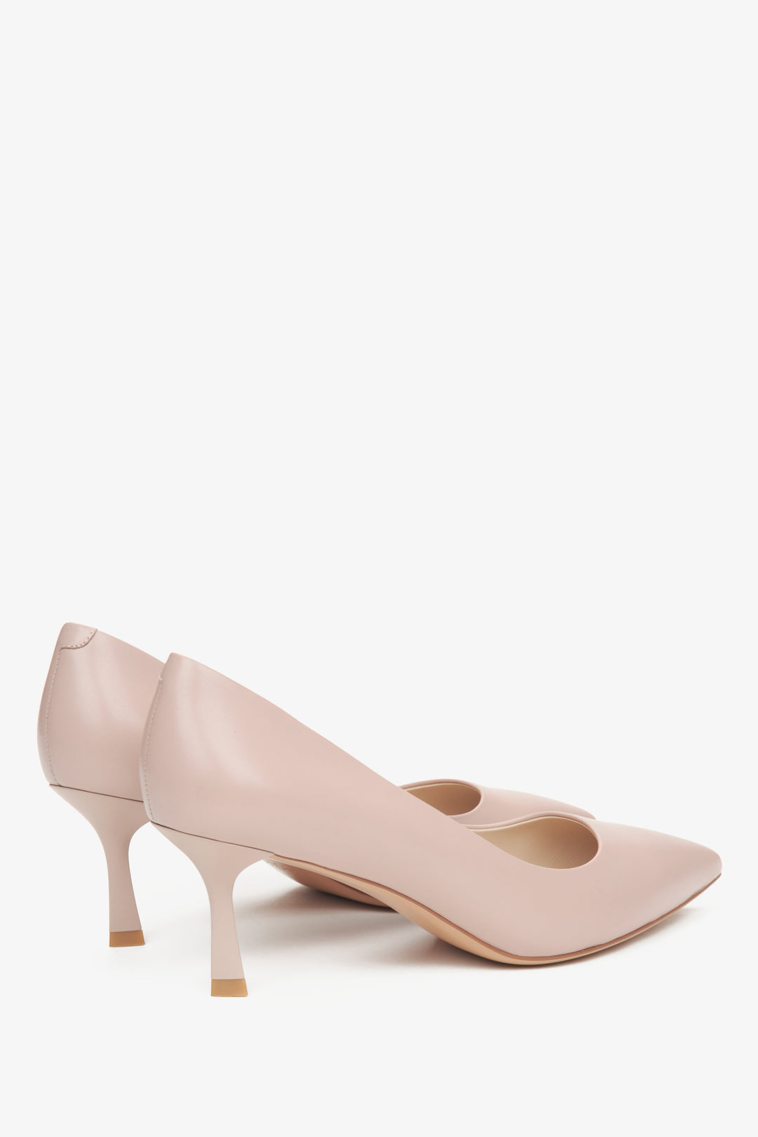 Beige leather women's pumps by Estro - close-up of the shoe's heel.