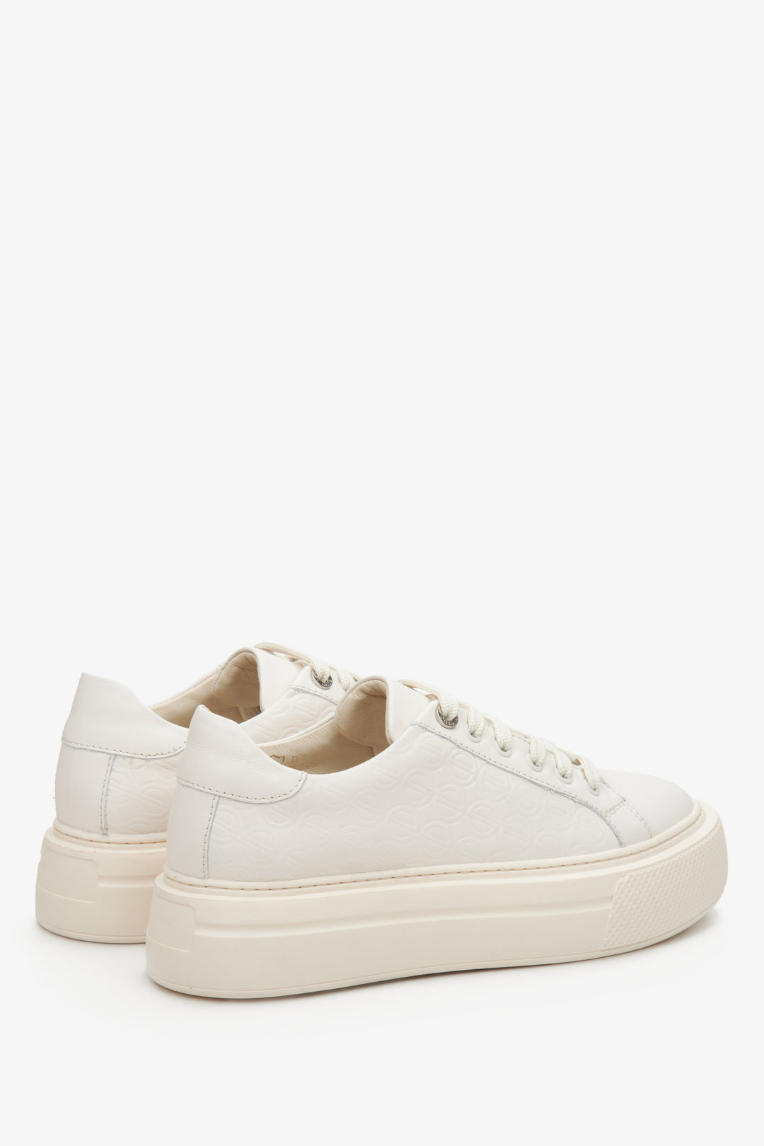 Estro women's leather sneakers in light beige - close-up on the side line and heel.