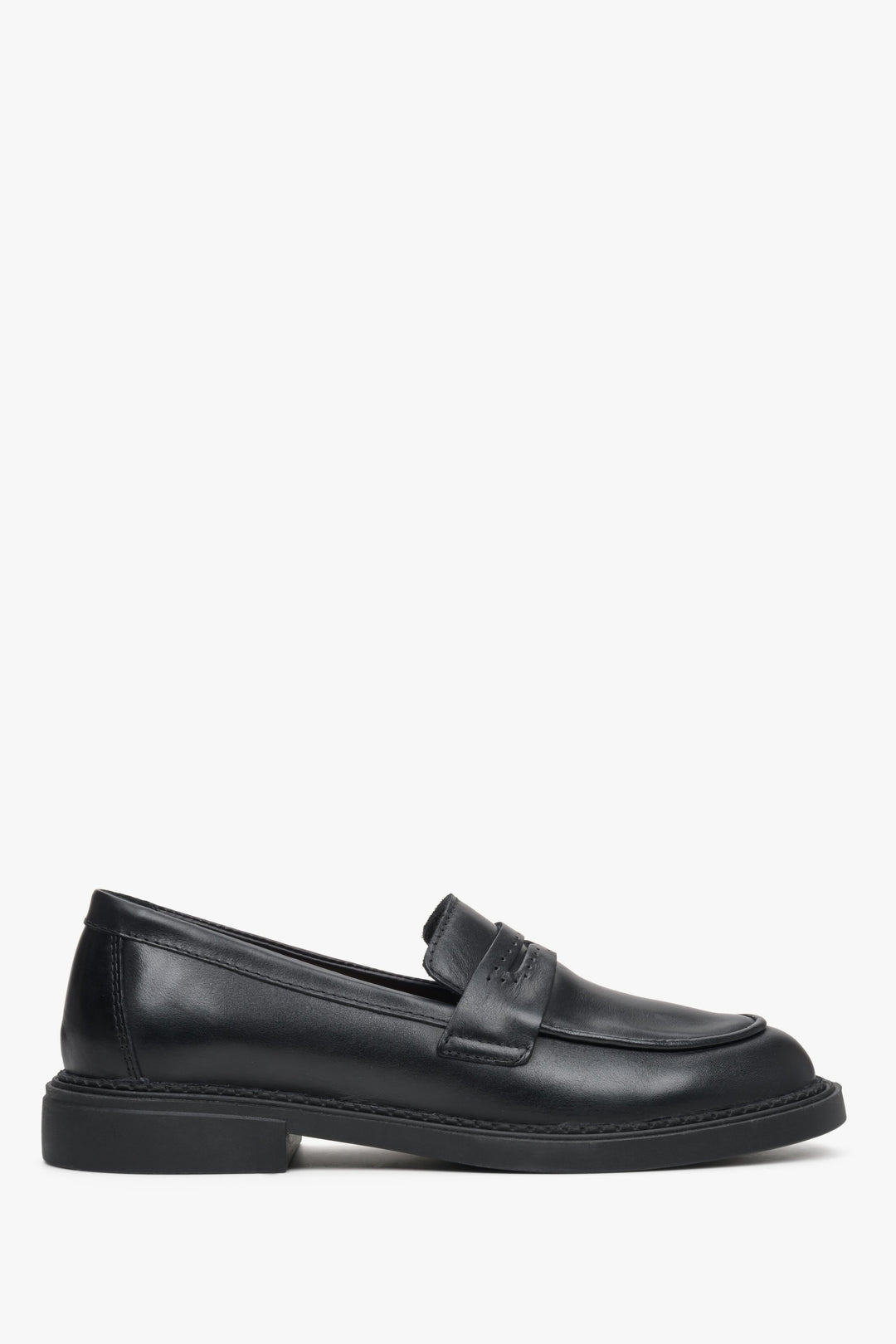 Elegant women's black loafers for fall by Estro.