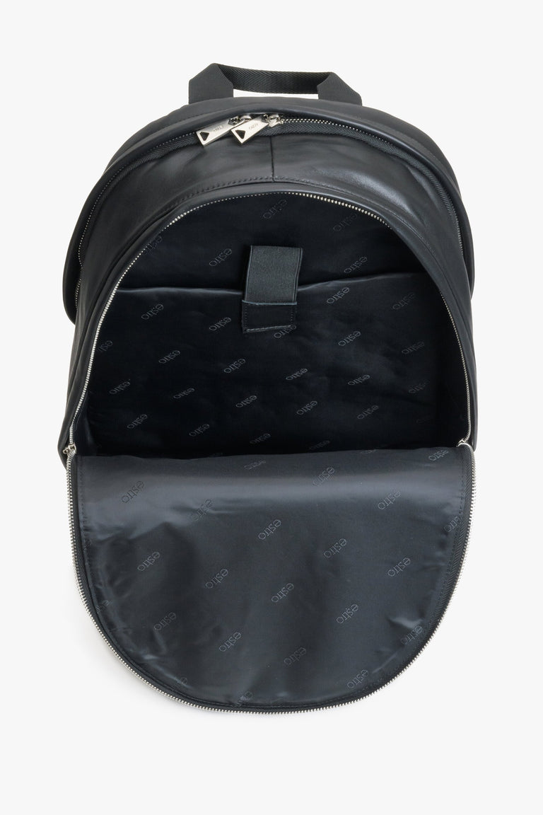 Men's black large backpack by Estro made of genuine leather - close-up on the interior design.