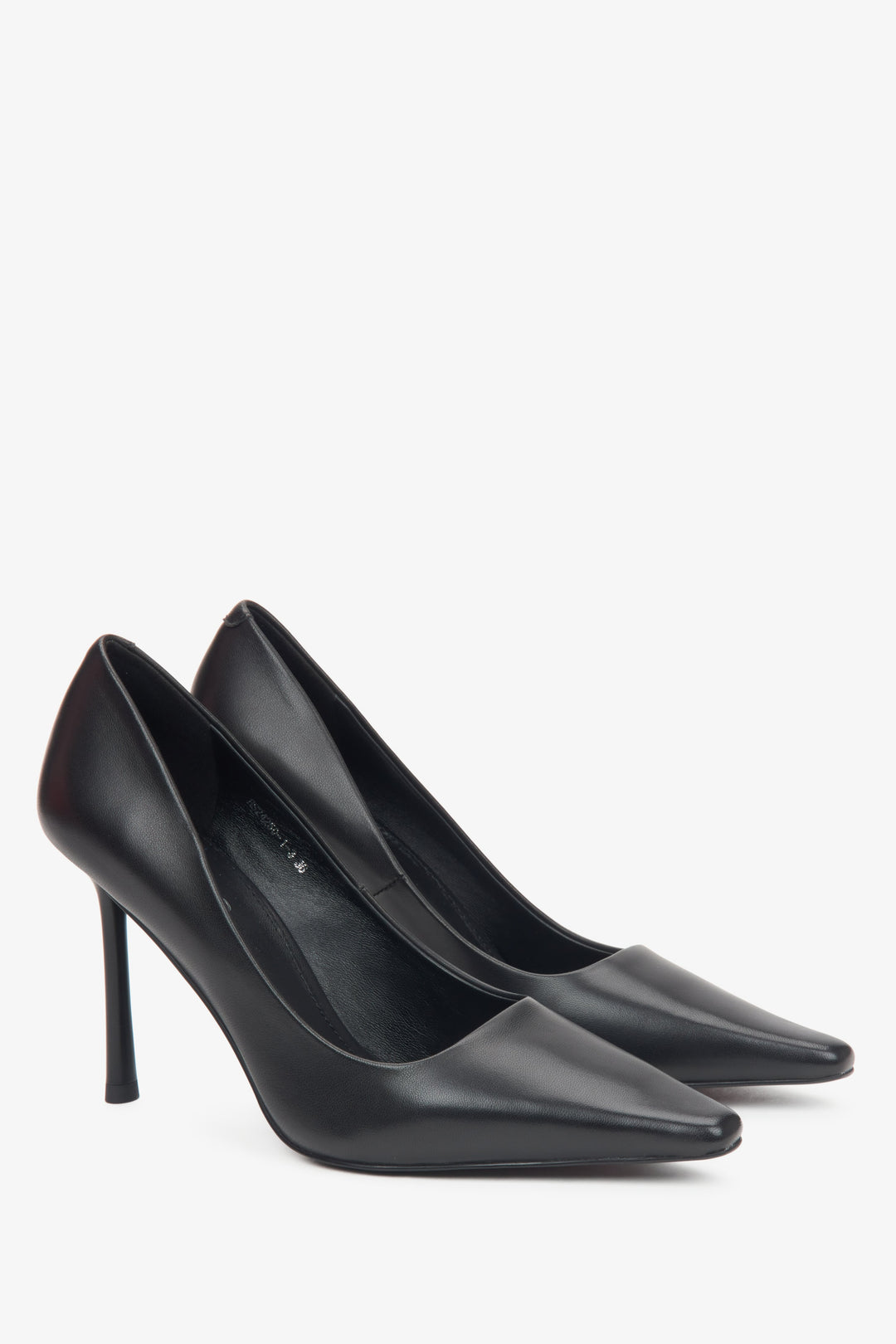 Black women's high heels made of natural leather with a pointed toe, Estro.