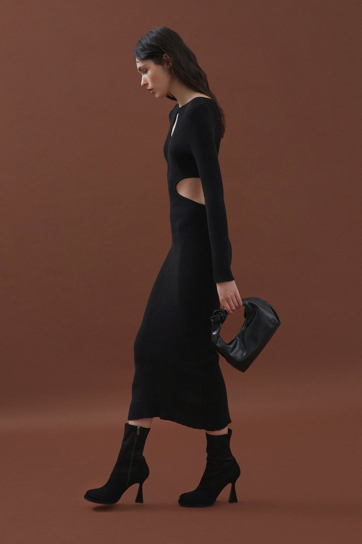 Evening women's bag with braided handle by Estro - presentation in full styling.