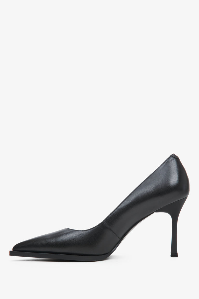 Women's black leather pumps by Estro - shoe profile.