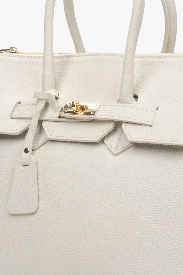 Women's milky-beige handy satchel by Estro - close-up on the detail.