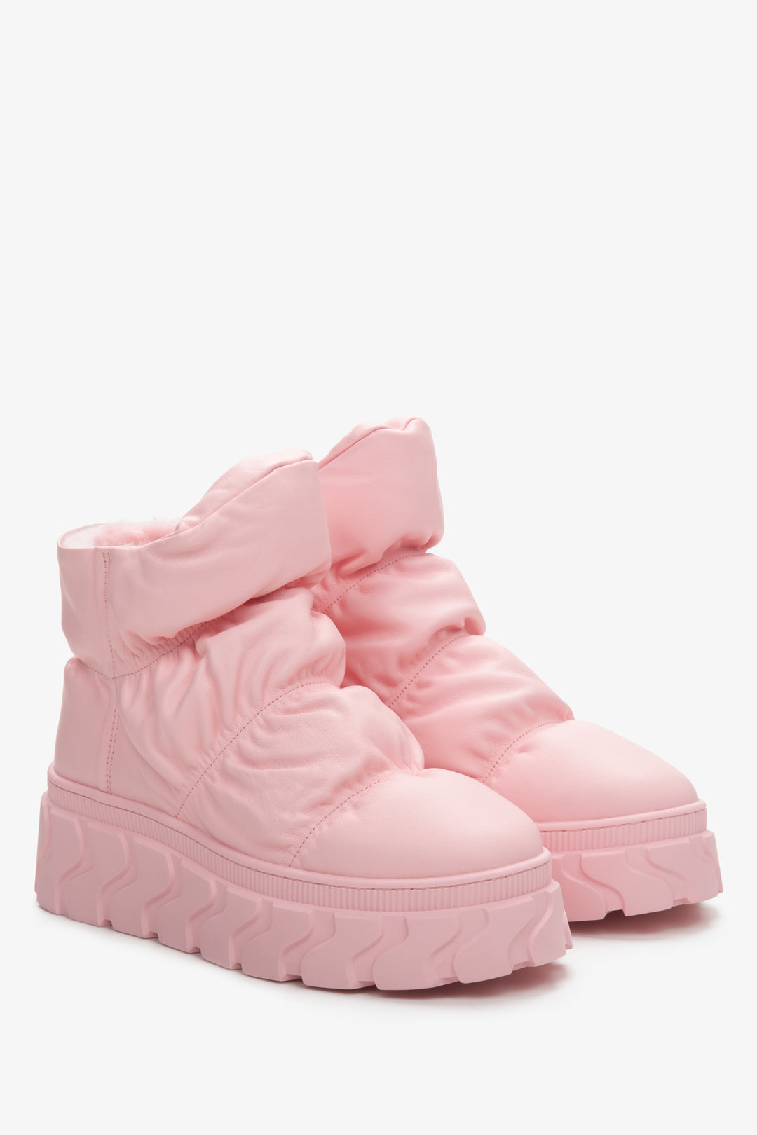 Women's snow boots in pink.