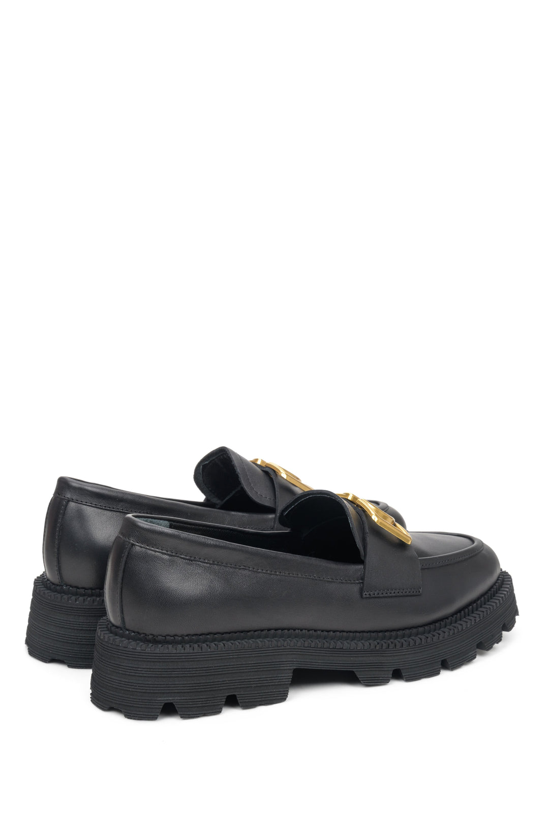 Women's black leather loafers with gold chain by Estro - presentation of the shoe side and heel counter.