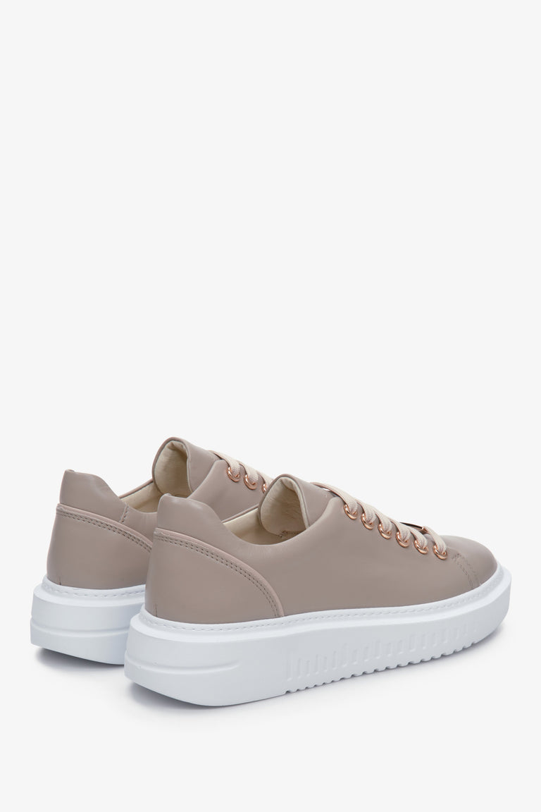 Estro women's leather sneakers for spring and autumn - presentation of the side seam and heel of the shoe.