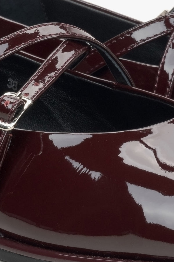 Estro burgundy patent leather women's ballet flats - close-up of the details.