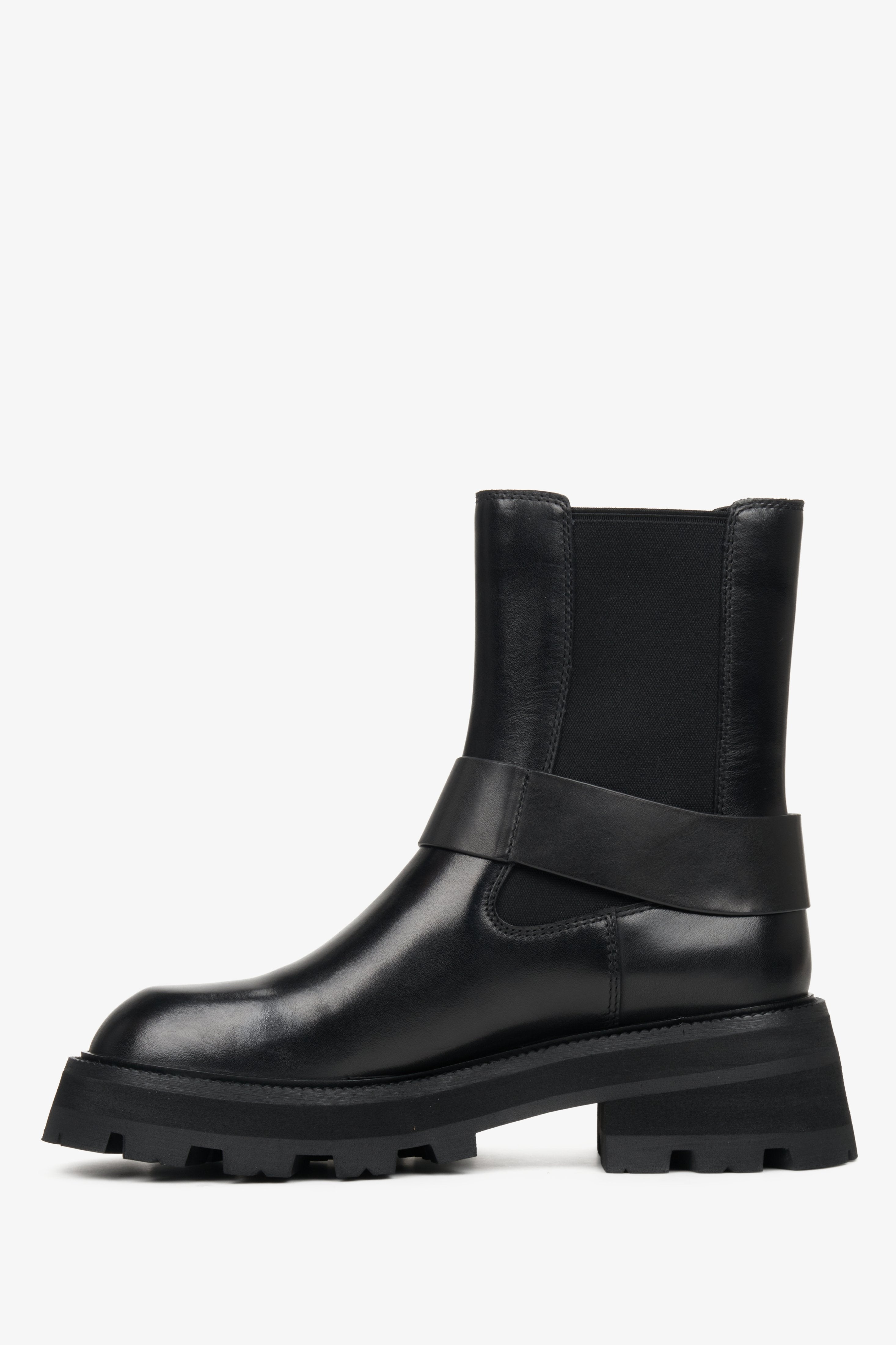 Estro women's leather ankle boots in black natural leather - shoe profile.