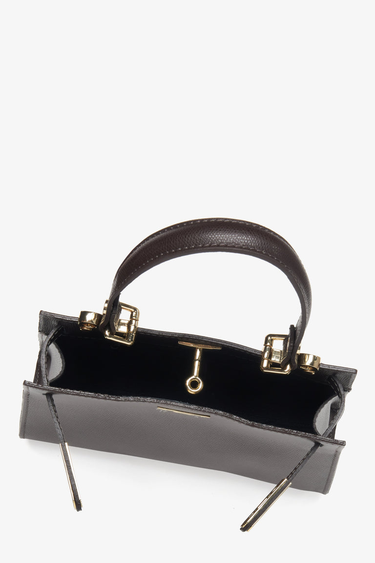 A dark brown satchel handbag made of Italian genuine leather, branded by Premium Estro – interior view of the model.