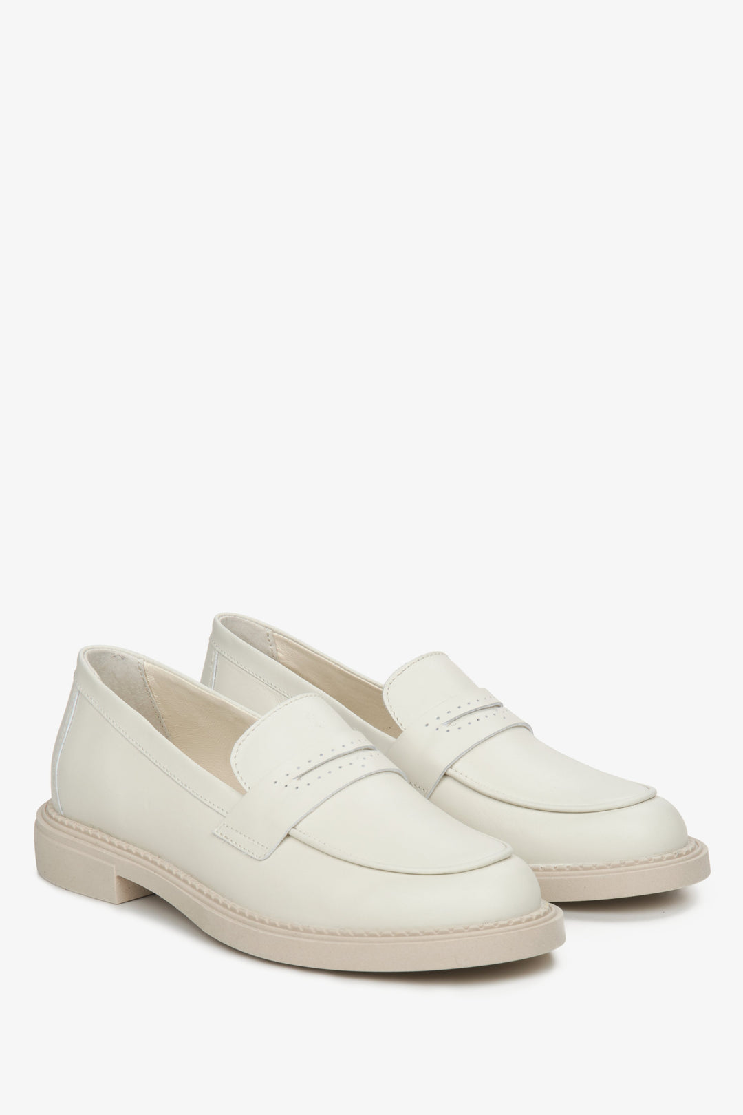 Women's beige leather loafers for spring Estro.