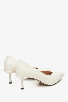 Leather milk-beige Estro pumps - close-up on the heel counter and side line of the shoe.
