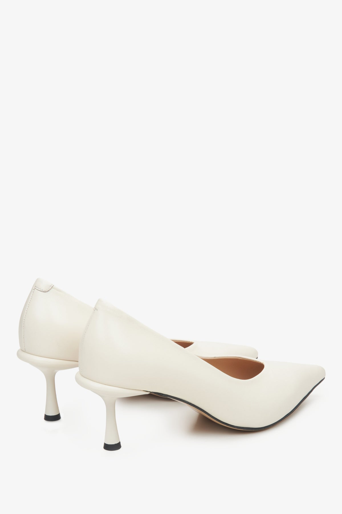 Leather milk-beige Estro pumps - close-up on the heel counter and side line of the shoe.