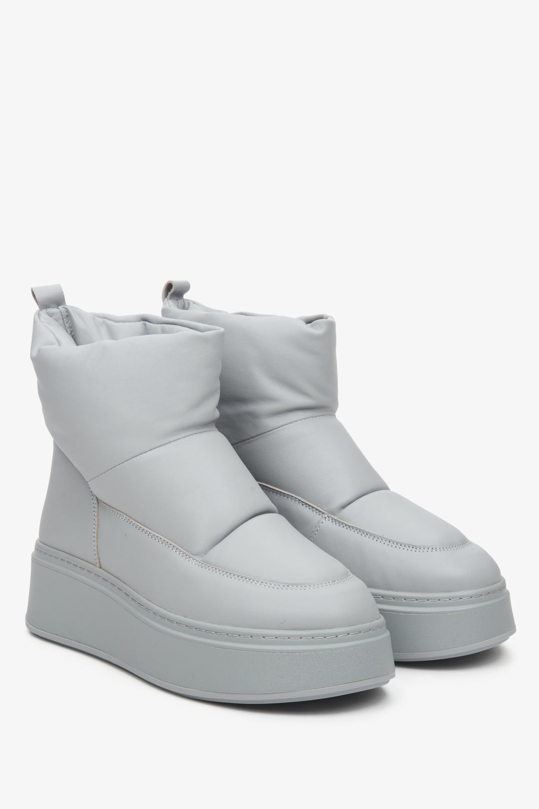 Women's grey leather snow boots made of genuine leather.