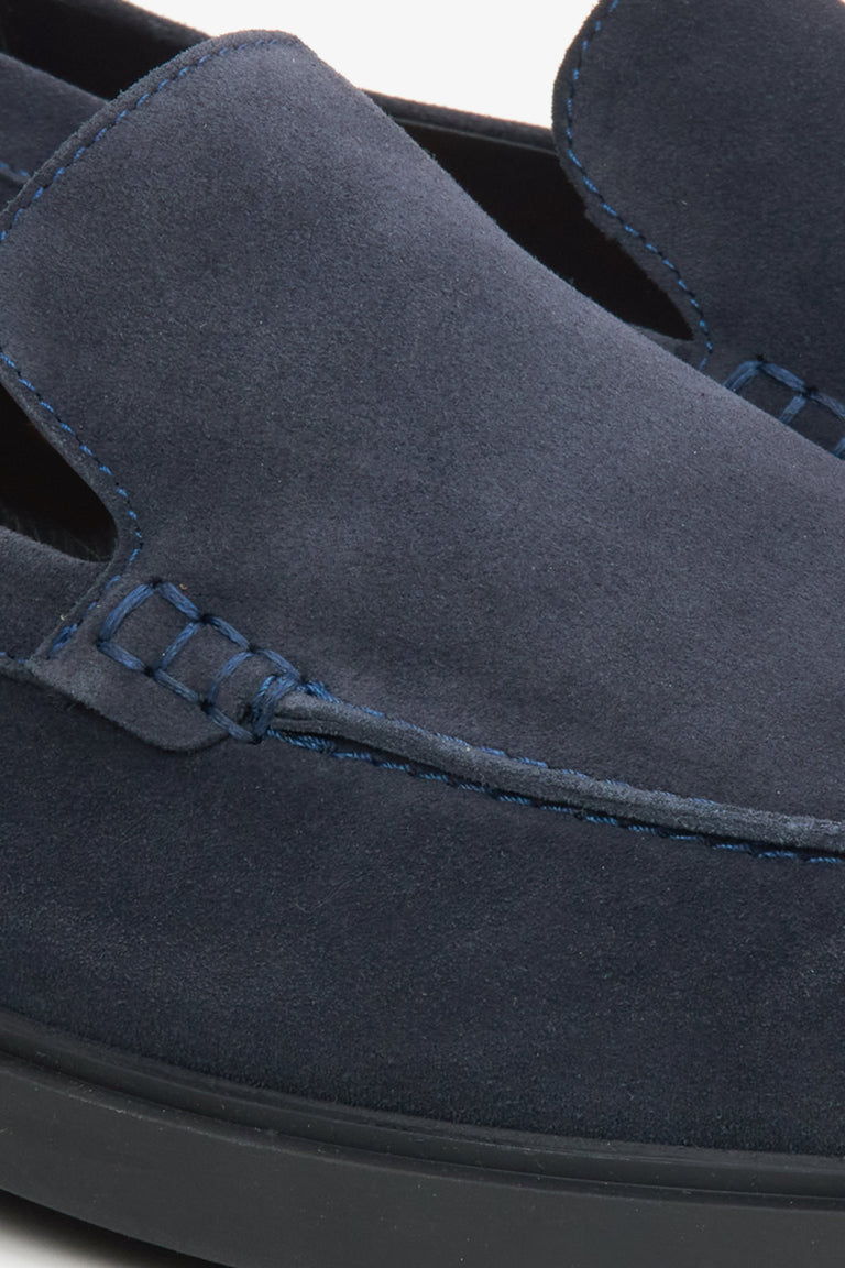 Dark blue velour men's moccasins Estro - close-up on the details.