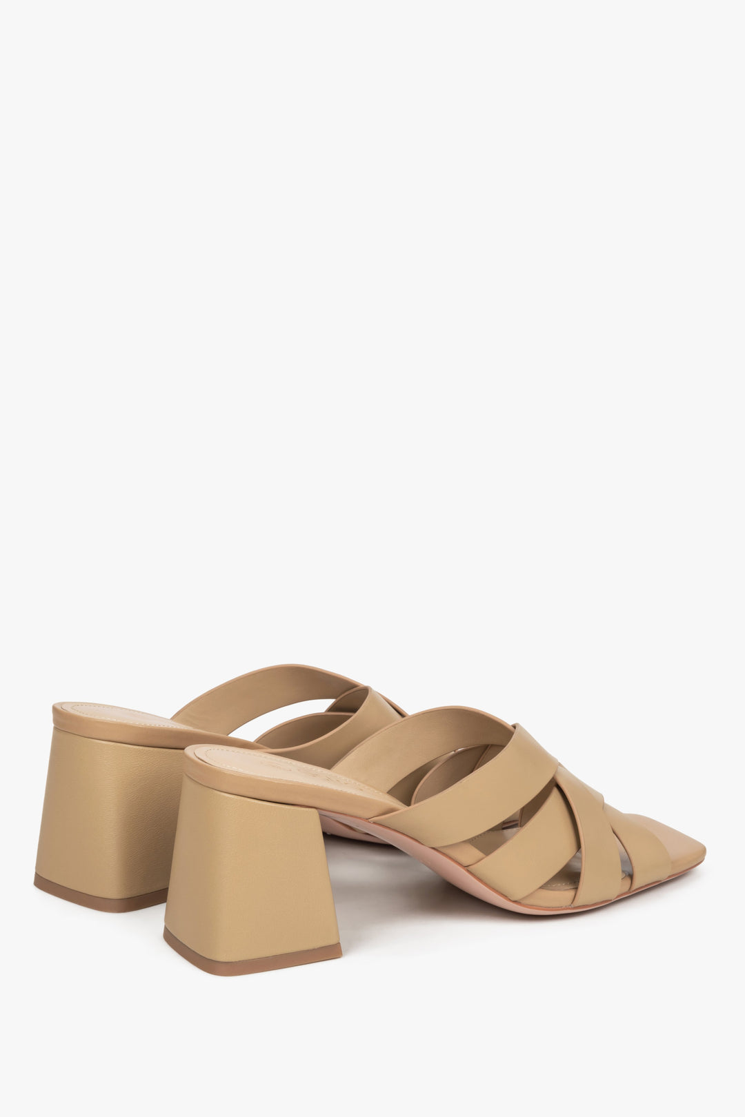 Leather women's beige sandals with a block heel by Estro - close-up of the back and profile of the model.