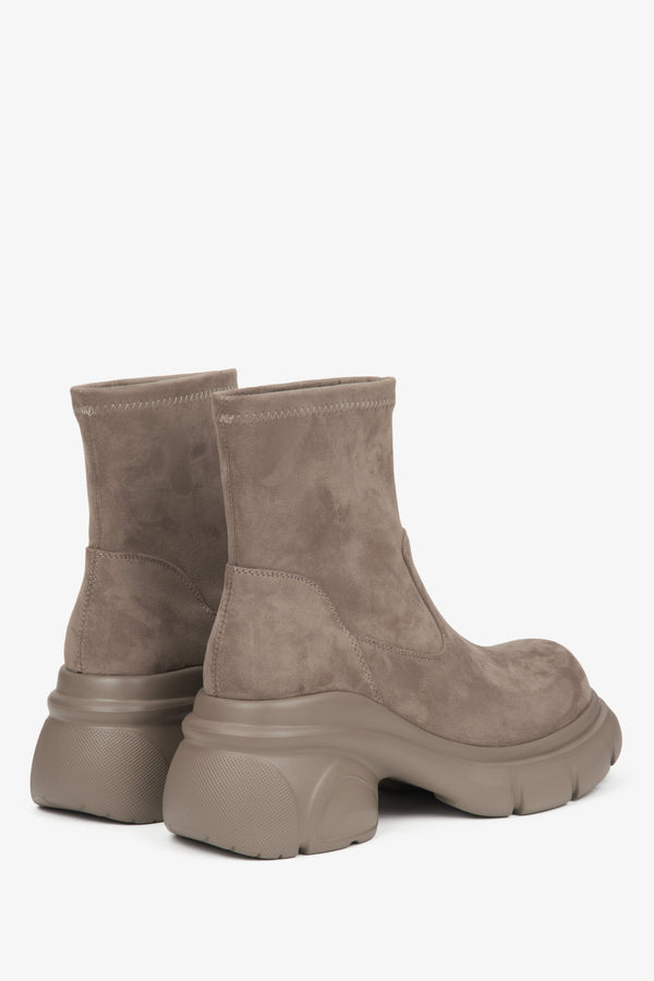 Women’s beige velour chelsea boots Estro - back view of the model.