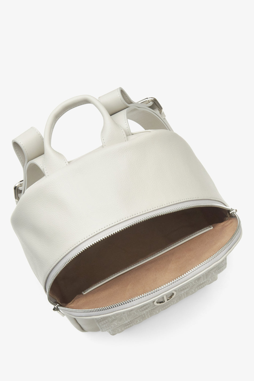 Women's light grey Estro backpack - close-up on interior.
