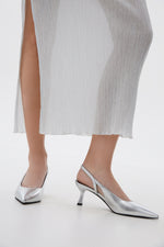 Estro X MustHave silver women's slingback pumps made of genuine leather - close-up on the side profile of the shoe on a model.