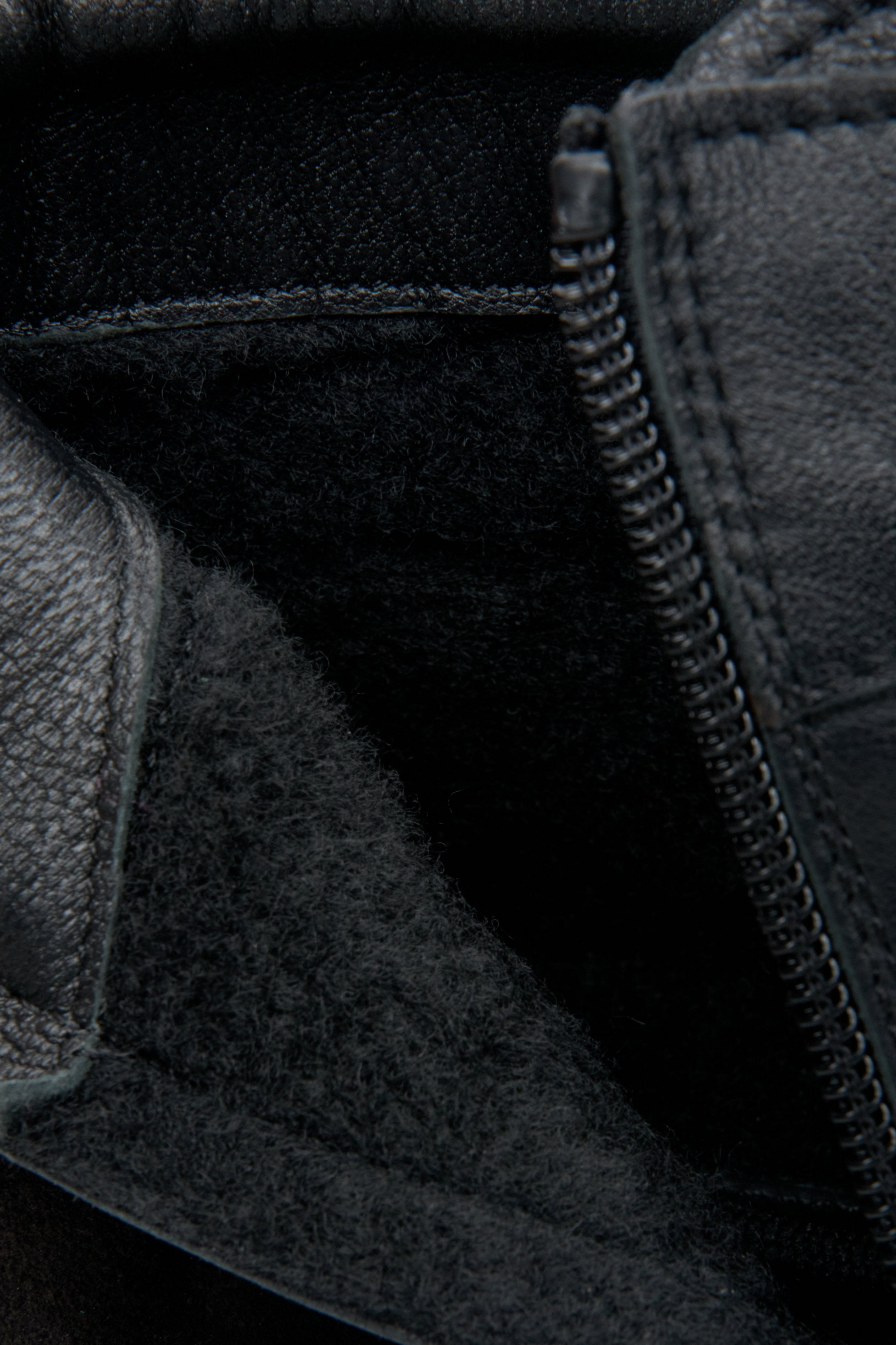 Men's back high-top Estro sneakers - close-up on the inside of the shoe.