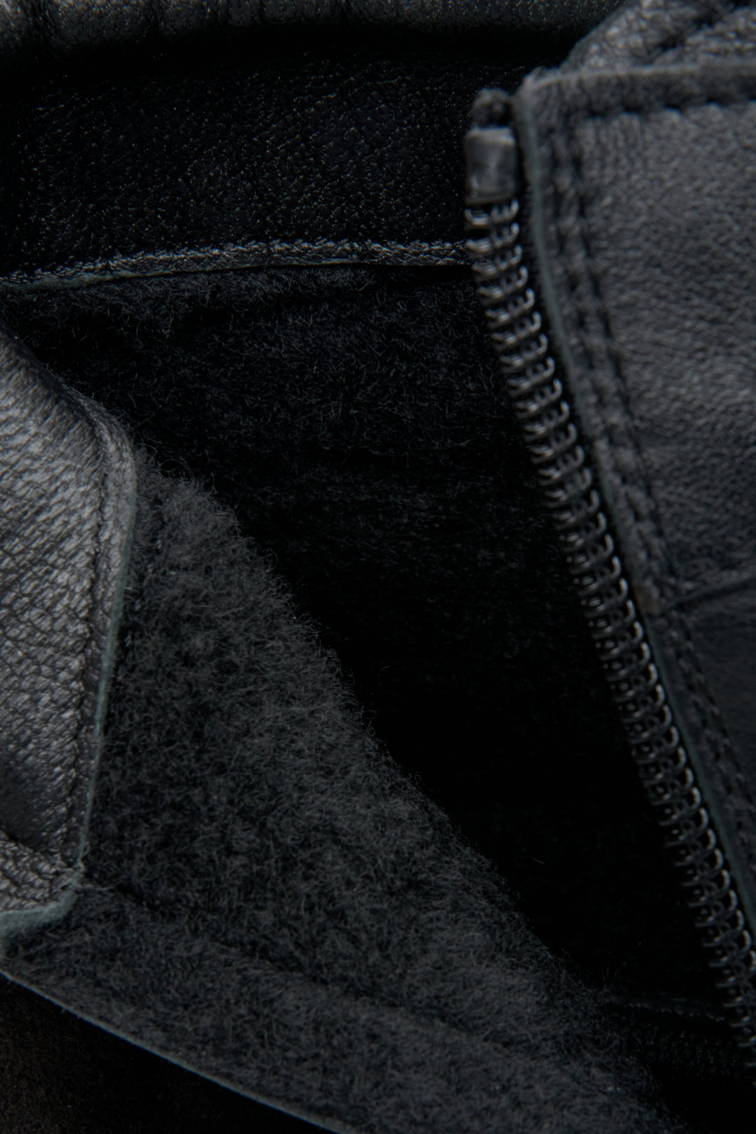 Men's back high-top Estro sneakers - close-up on the inside of the shoe.