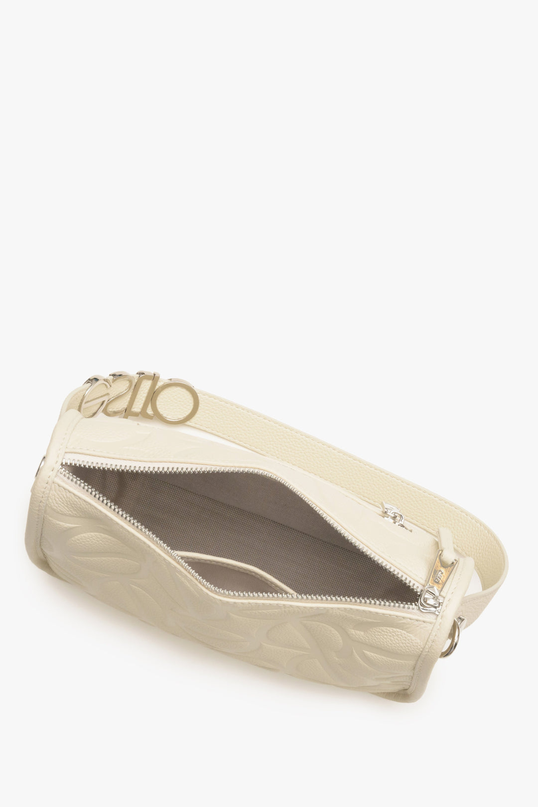 Women's cream beige shoulder bag Estro - a close-up on the main compartment.