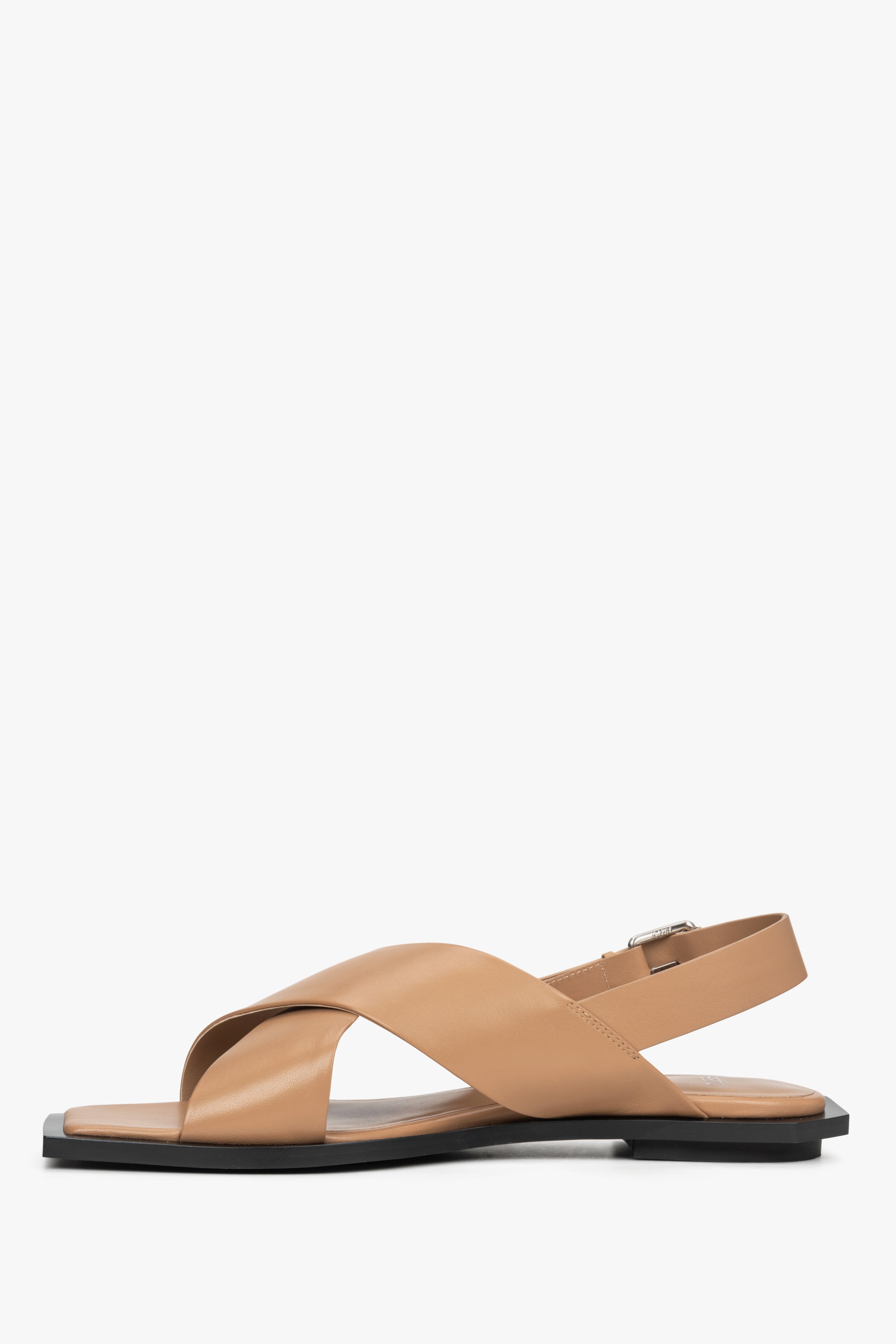 Women's leather sandals by Estro, brown color - shoe profile.