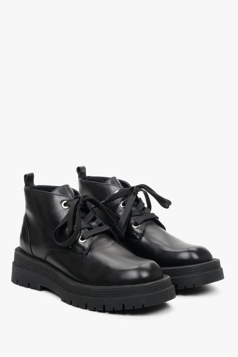 Women's black ankle boots on a platform for fall by Estro.