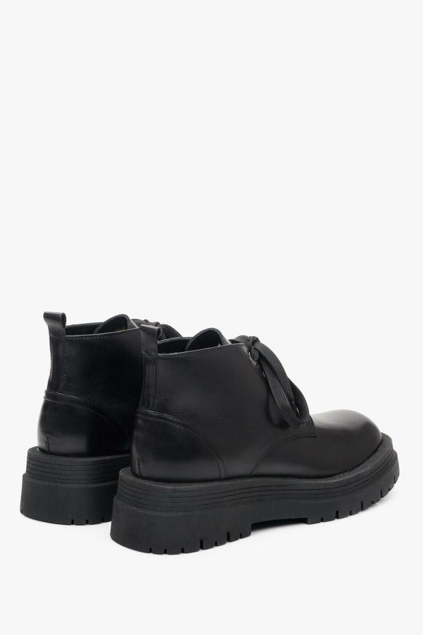 Women's black ankle boots on a platform for fall by Estro.