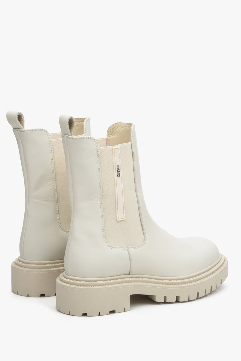 High Estro women's leather boots in light beige - close-up of the back and side of the shaft.