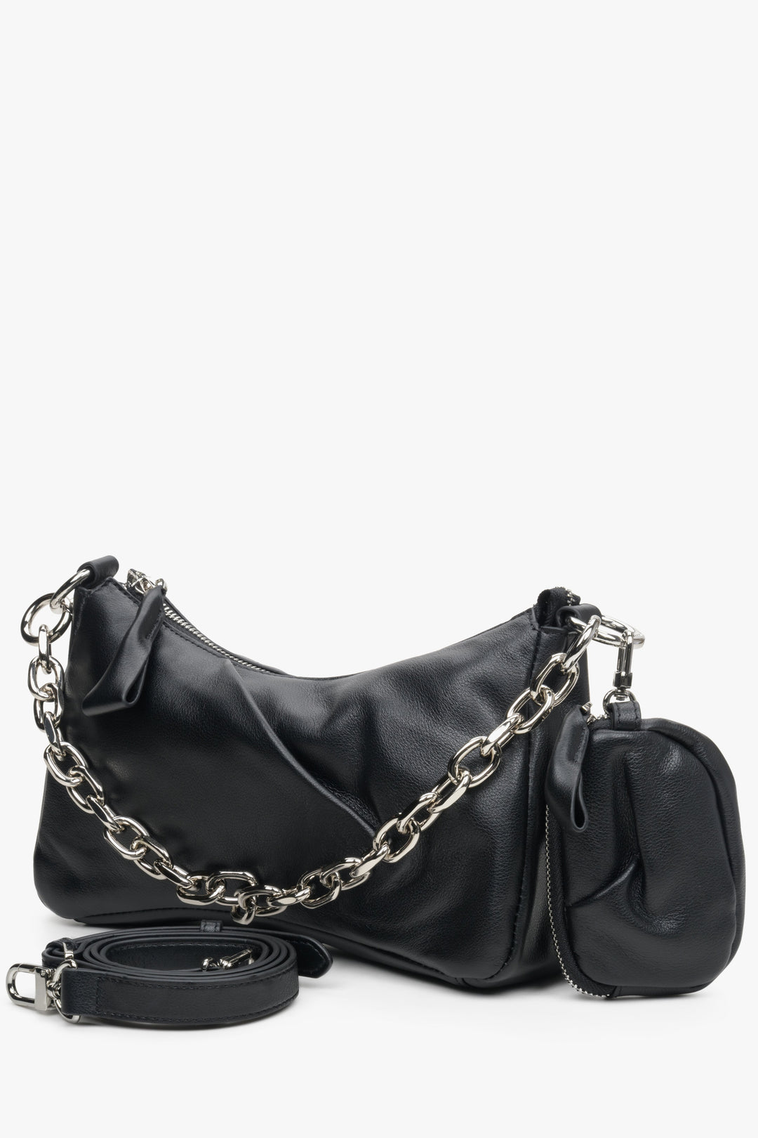 Estro's women's black leather bag with an elegant chain strap.