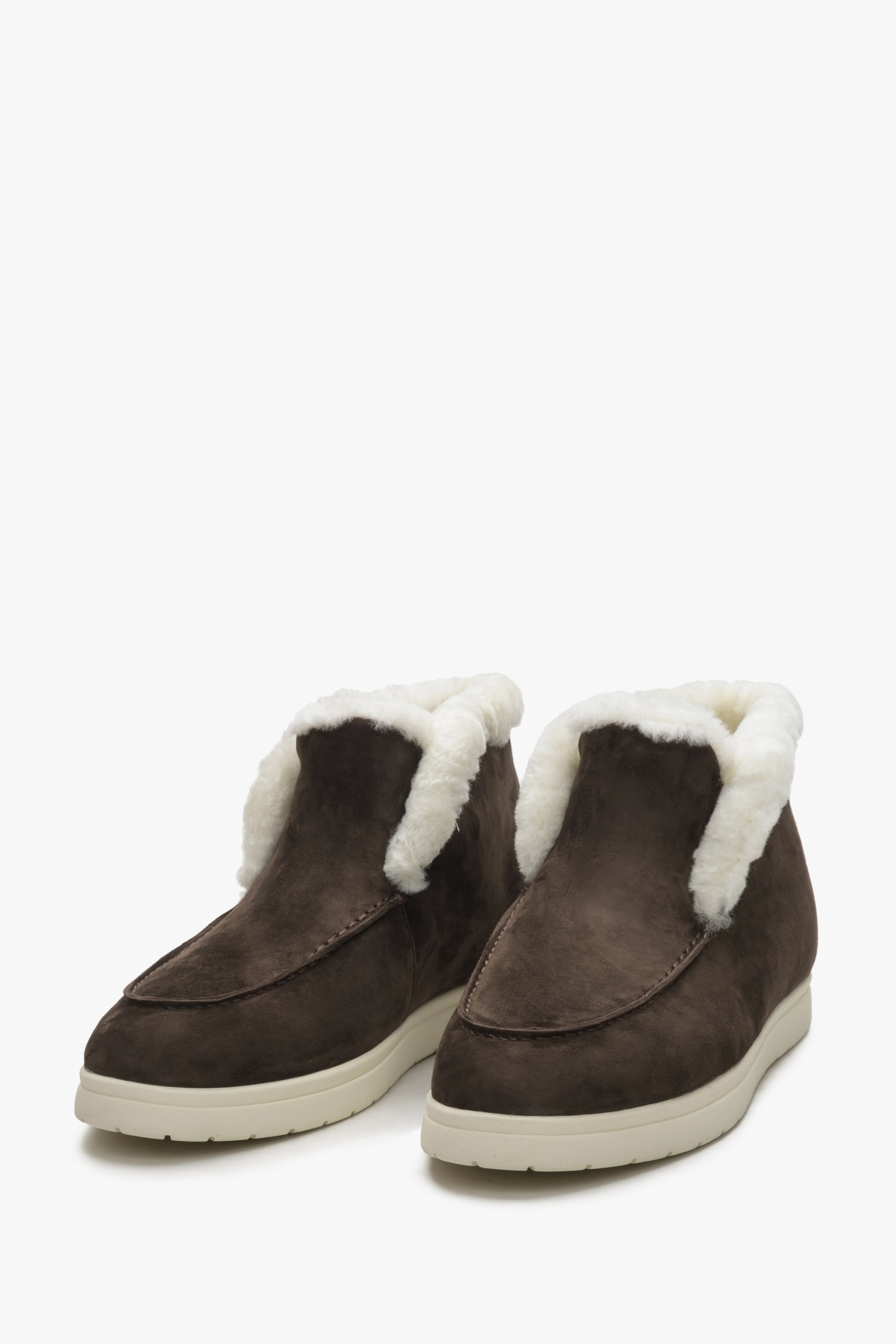 Low-top saddle brown slip on boots Estro with fur lining - presentation of the tip of the toes.