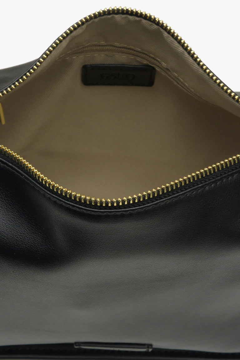 Estro black leather women's bag - close-up on the interior of the model.