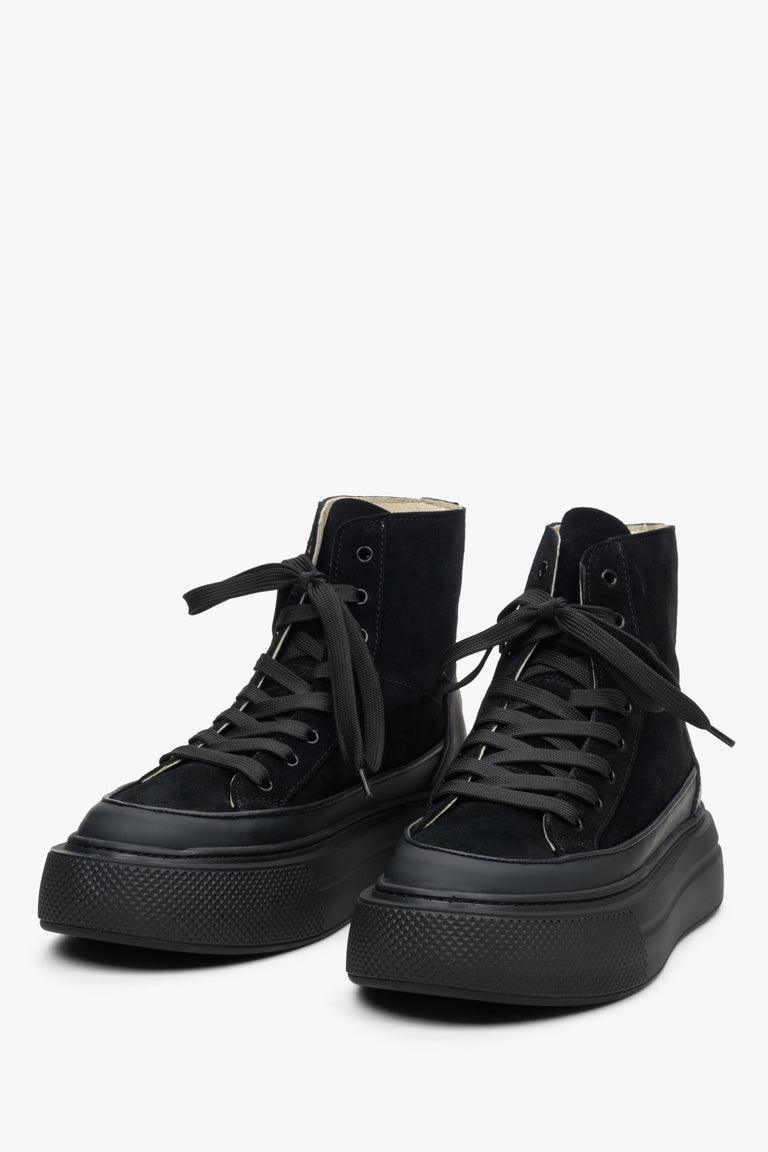 Women's black sneakers made of leather and velour by Estro - close-up on the front and lacing system.