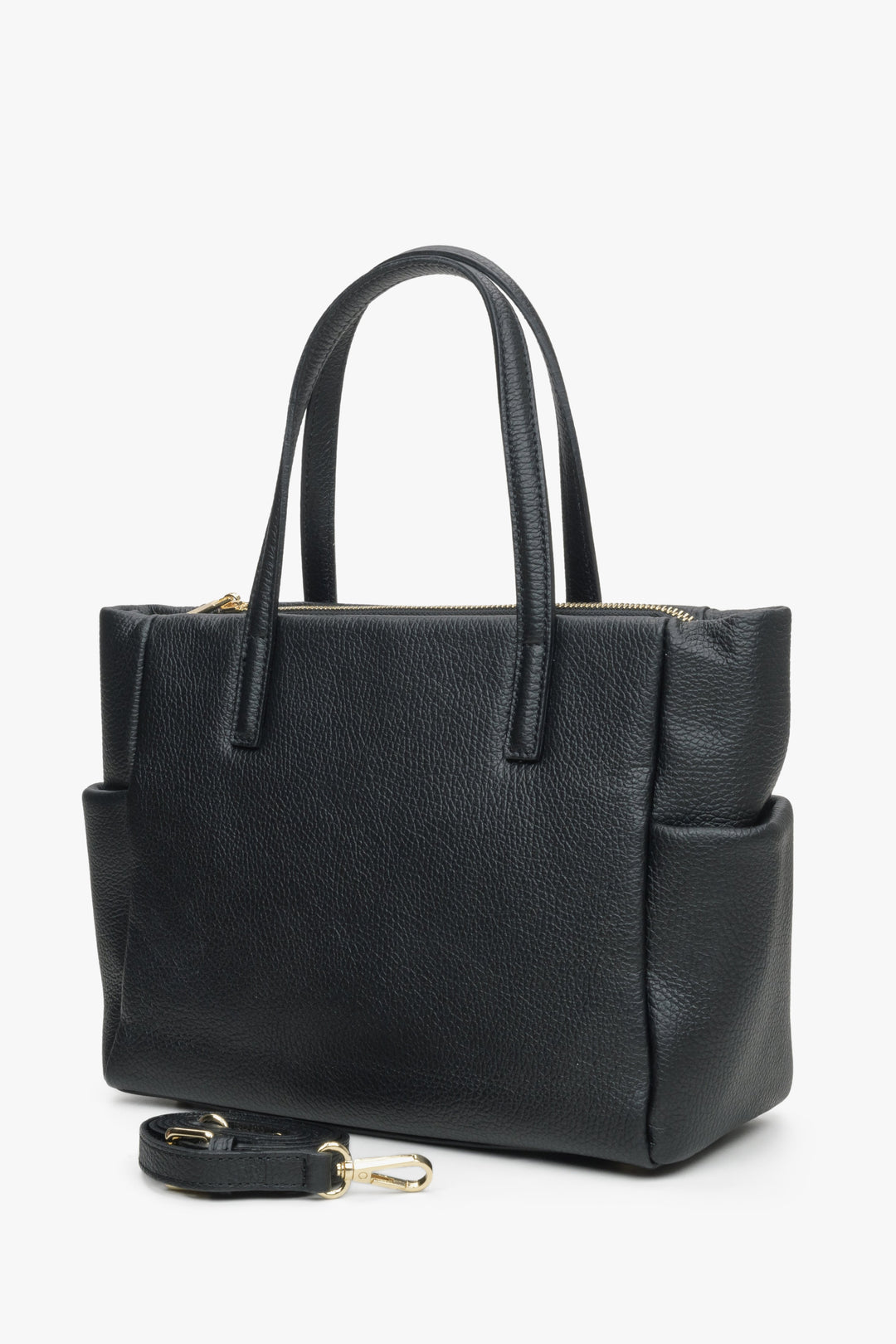 Women's black leather handbag made of Italian genuine leather by Estro.