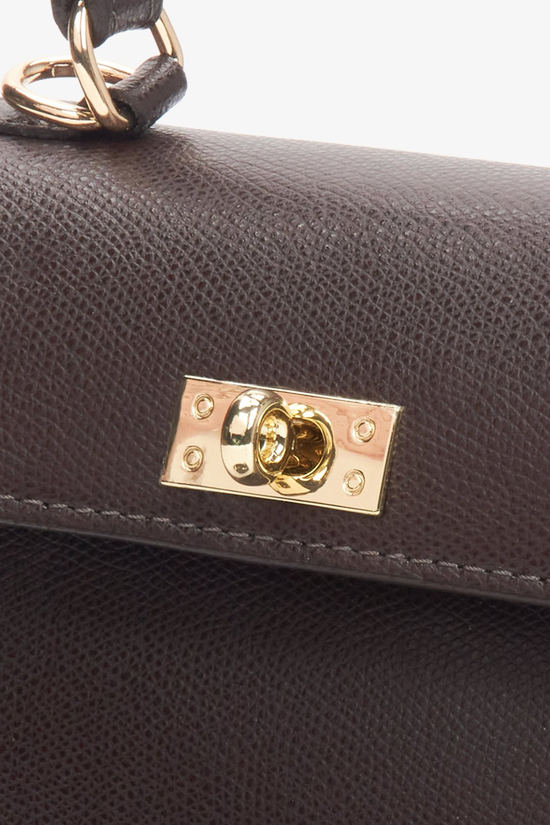 Dark brown structured bag made of Italian natural leather Estro - close-up of gold details.