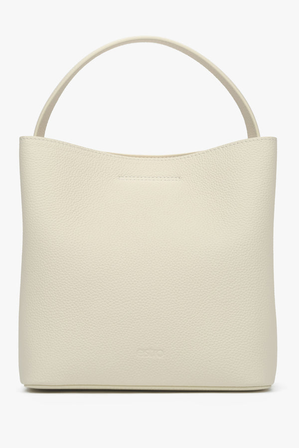 Spacious Estro women's handbag made of genuine beige leather.