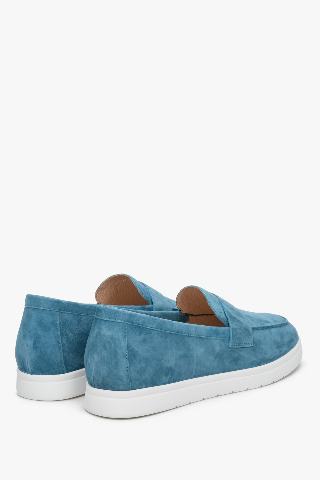 Women's Estro velour moccasins for fall in blue - presentation of the heel and side vamp.