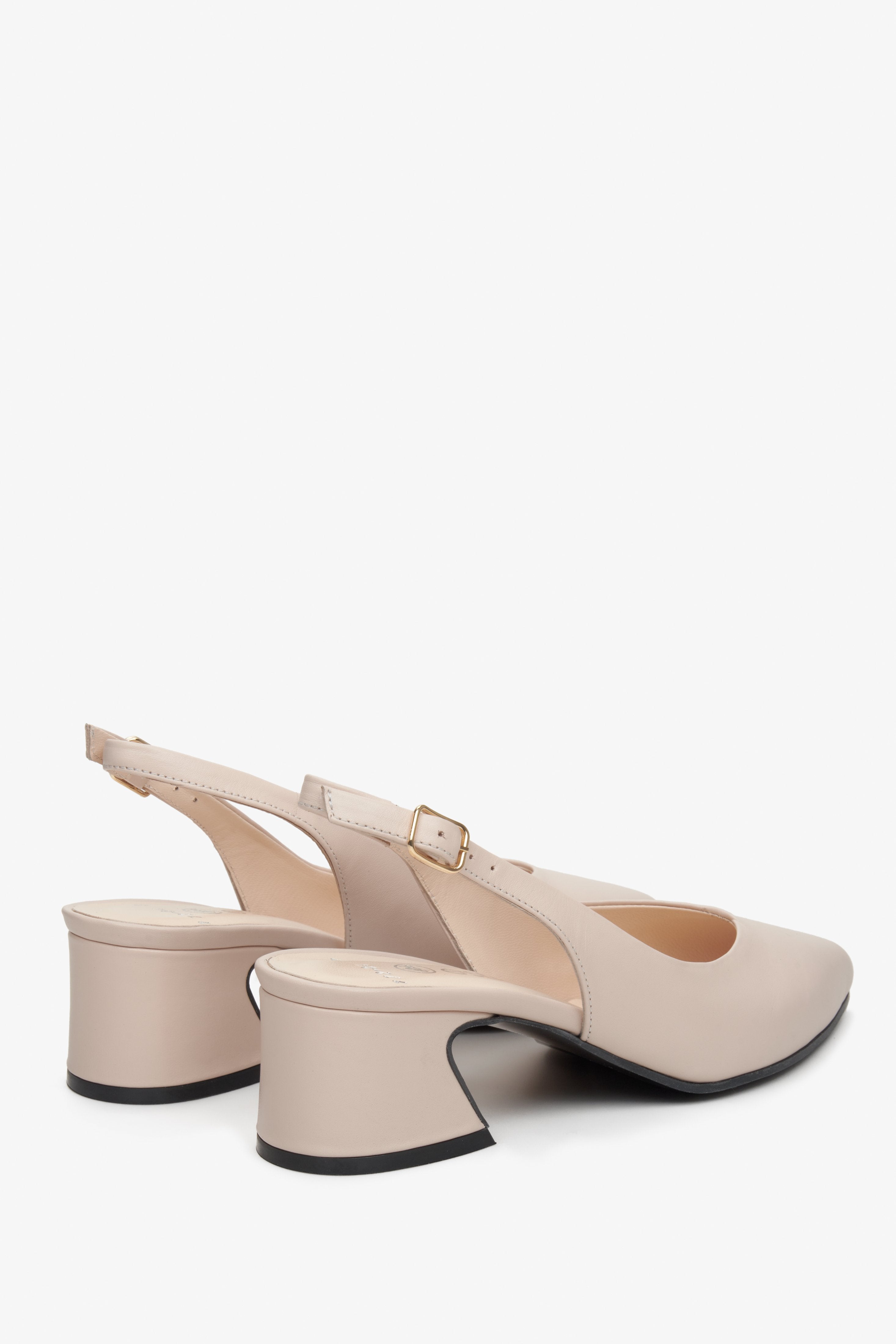 Women's beige leather pumps with heels by Estro - presentation of the back of the shoes.