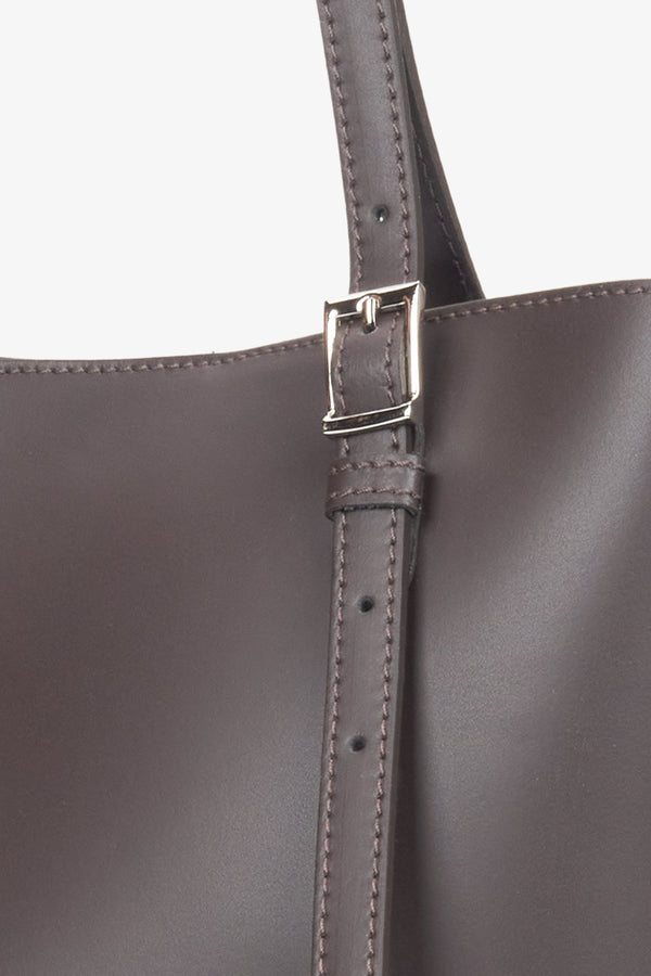 Elegant dark brown women's shopper bag, crafted from premium Italian natural leather, from Estro – details.