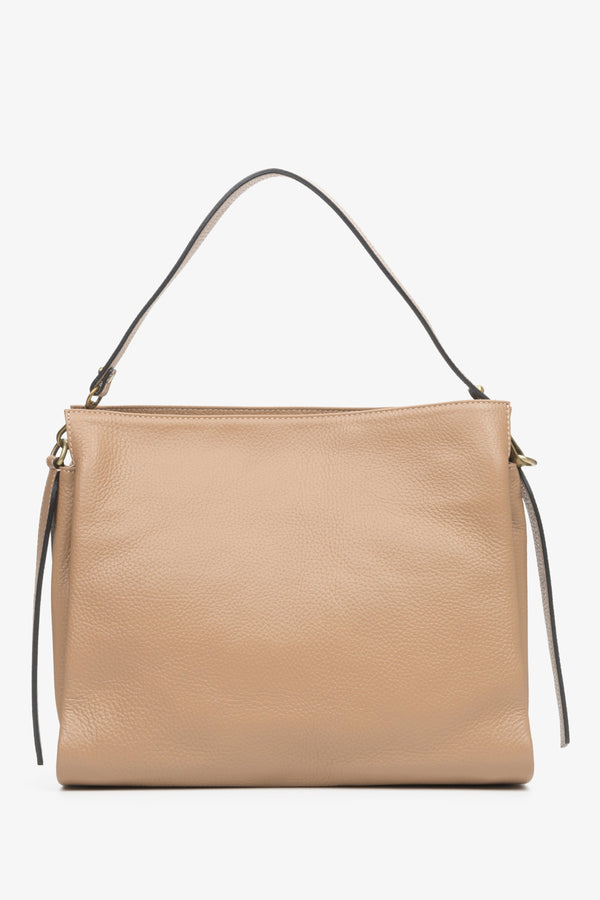 Beige Estro women's leather handbag with gold accents - back view presentation of the model.