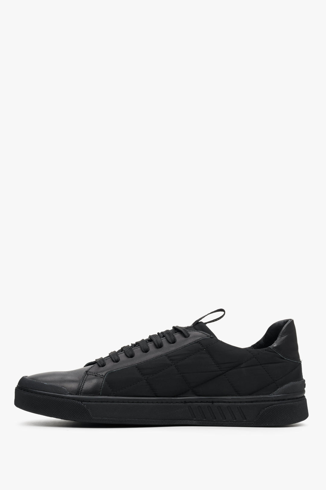 Men's sneakers in black color from natural leather and textiles Estro - shoe profile.
