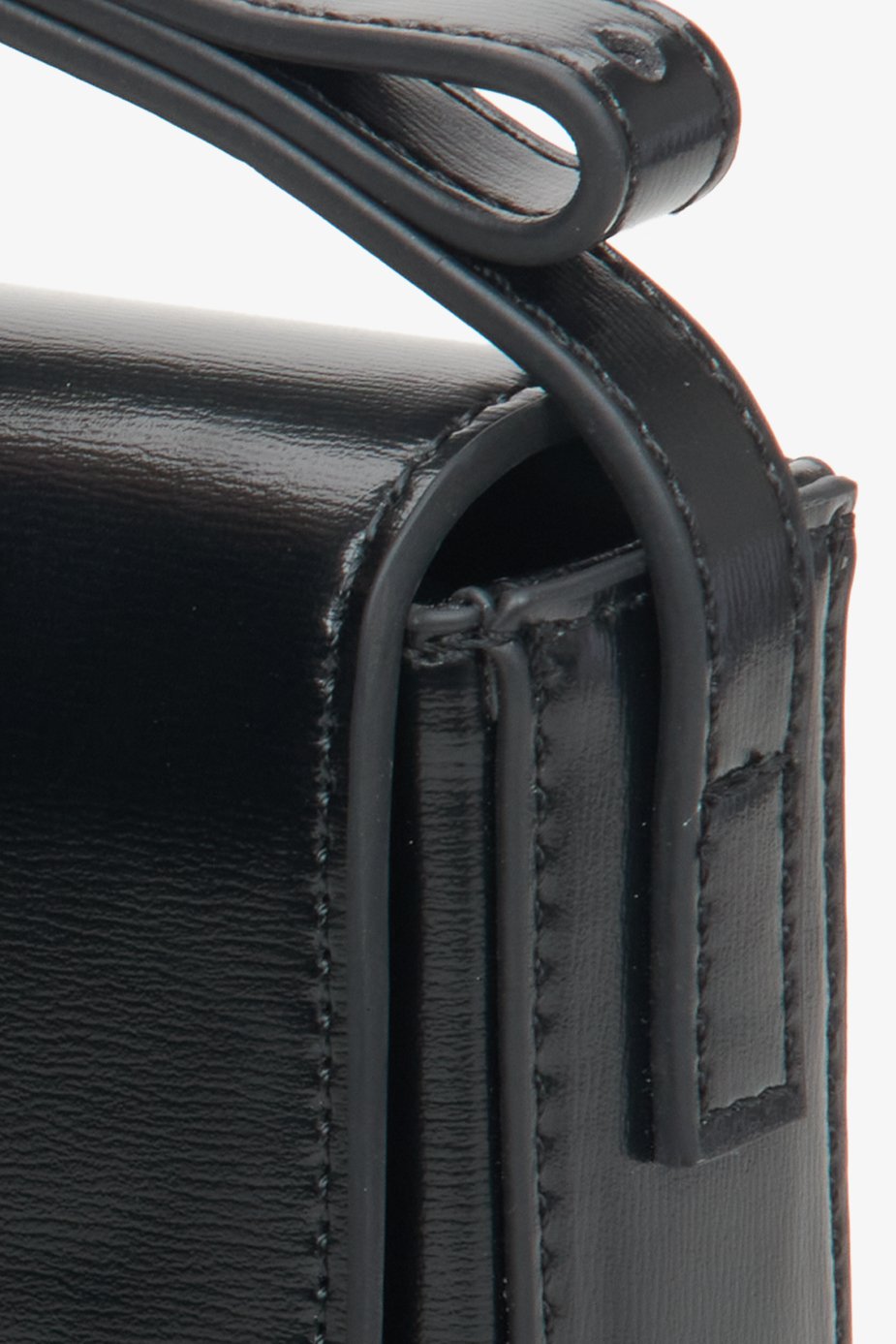 Women's black leather shoulder bag Estro - close-up on details.