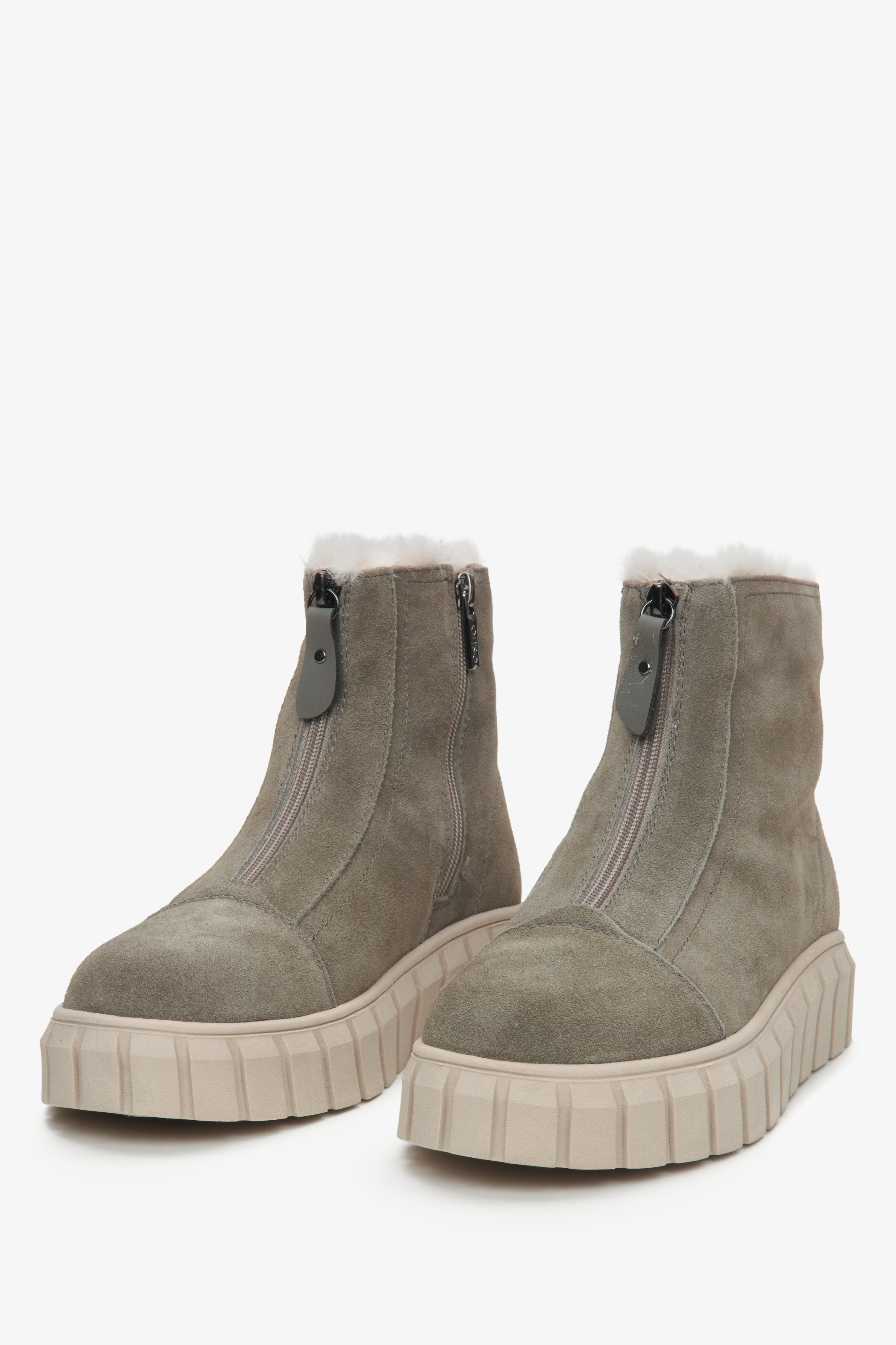 Elegant gray winter ankle boots from Estro, crafted from velour and natural fur, presented from the front.