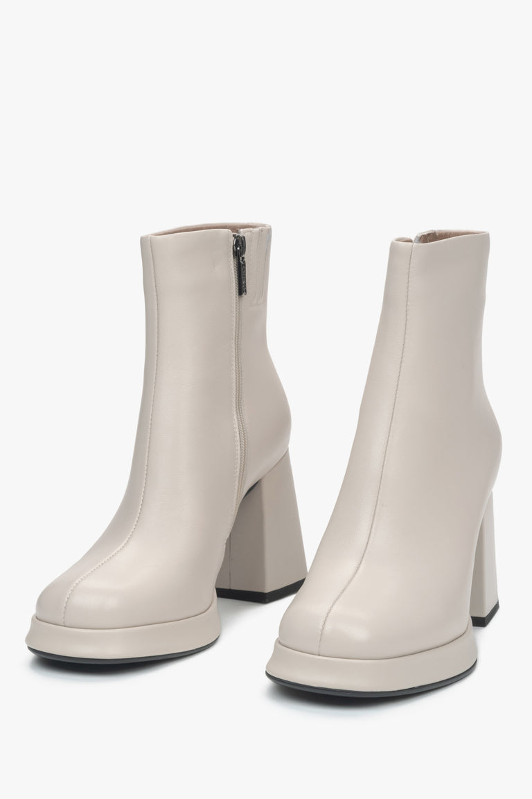 Light beige women's ankle boots made of genuine leather with a platform and stable heel by Estro - front view of the model.