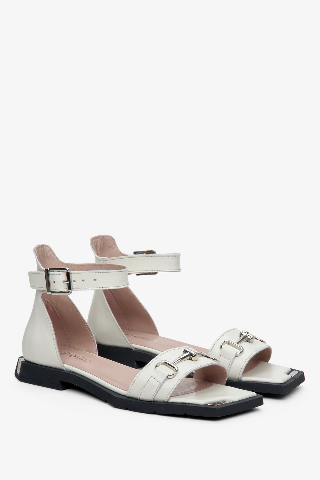Women's beige sandals for summer by Estro - presentation of the toe.