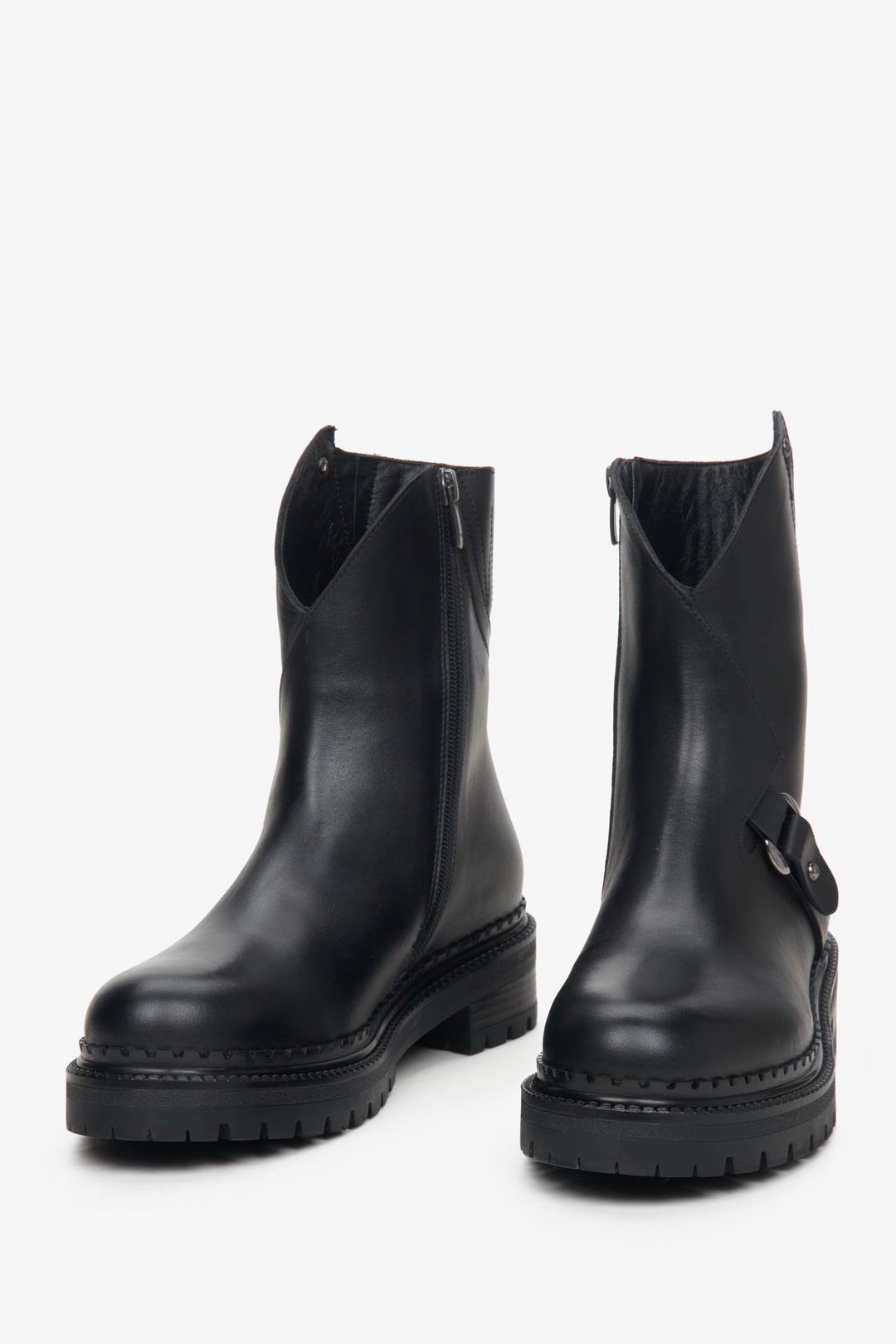 Women's black leather ankle boots, elegantly cropped - presentation of the tip of the shoe.