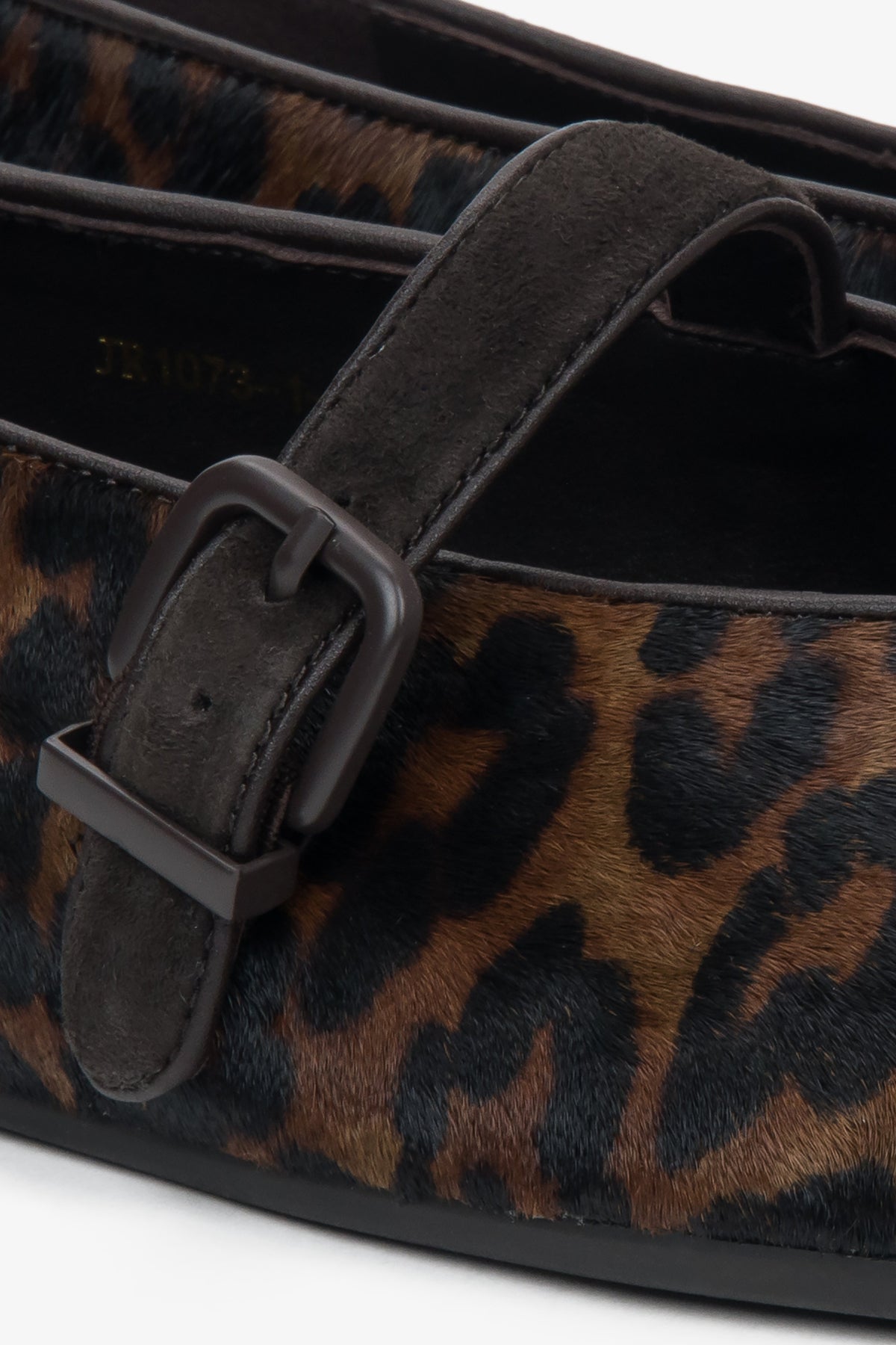 Estro women's leather ballerinas in leopard print - close-up of the details.