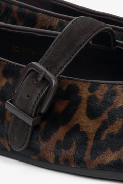 Estro women's leather ballerinas in leopard print - close-up of the details.